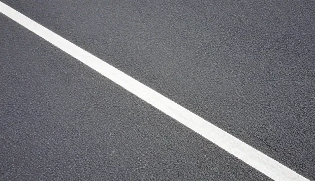 道路标线设备来料加工中，选择自主生产与外包的优劣对比